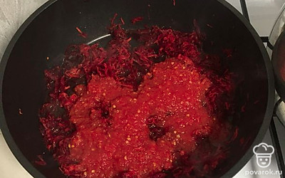 Когда овощи почти готовы, добавляем томаты и тушим под крышкой минут 5.