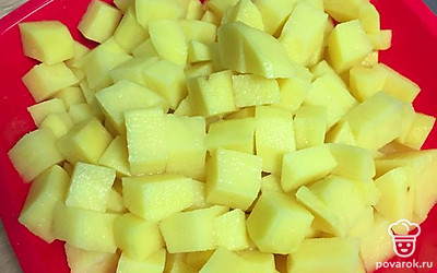 Чистим картофель и режем на кубики, шинкуем капусту.