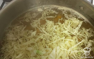 Все это добавляем в готовый бульон, который варился минут 20 после закипания воды. Из него нужно вытащить зелень и овощи.