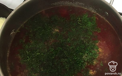 Когда картофель будет готов его нужно немного, совсем чуть чуть потолочь прям к кастрюле, далее добавляем нашу зажарку из овощей, варим минуты две и добавляем зелень.