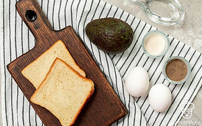 Авокадо помойте, разрежьте пополам, извлеките косточку и ложкой достаньте мякоть. Куриные яйца помойте.