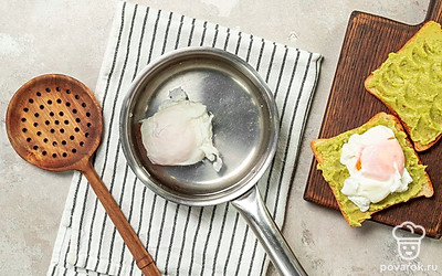 Приготовьте яйца пашот. В воду для варки яиц добавьте уксус, доведите до кипения. Яйцо аккуратно разбейте в миску. Ложкой интенсивно мешайте воду, в получившуюся воронку вылейте яйцо. Варите одну минуту, извлеките яйцо шумовкой и положите на тост, посолите и поперчите. Повторите то же самое со вторым яйцом.