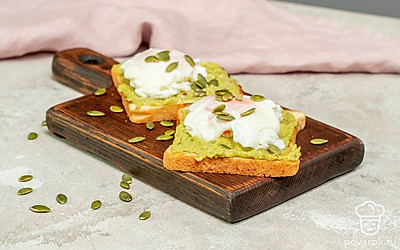 Подавайте тосты с авокадо, посыпав их тыквенными семечками.