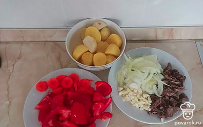 Мясо отварить. Бульон оставить. Мясо мелко порезать. Овощи порезать крупно. Лук - полукольцами. 