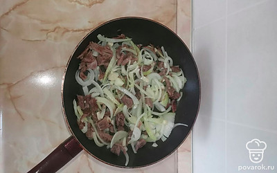 Мясо быстро обжарить на масле. Добавить лук, чеснок. Обжарить. 
