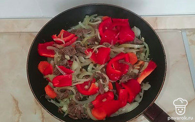 Добавить перец. Немного потушить. 
