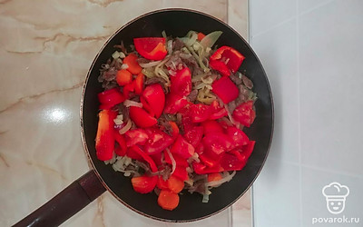 Добавить морковь. Потушить. 