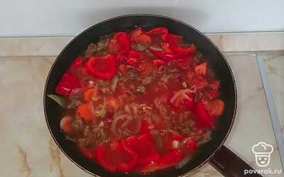 Добавить помидор, томатную пасту. Залить стаканом бульона. В остальной бульон добавить картошку. Варить до готовности картошки.