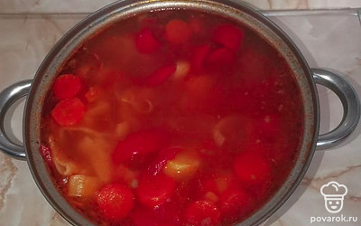 Выложить содержимое сковороды к картошке. Добавить лагман. Варить 8 минут.