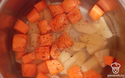 Почистите овощи, крупно нарежьте. Сначала бросьте морковь (пусть прогреется), потом картошку, залейте водой или бульоном, чтобы немного покрывало овощи. Доведите до кипения.