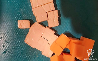 Нарежьте сыр чедер (он лучше всех тянется) и дружбу кубиками. Сначала добавьте к овощам твёрдый сыр, потом мягкий. Когда закипит, можно добавить сливки, но учитывайте, что они замедляет процесс варки. 