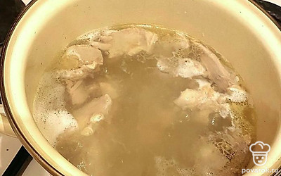 Берём 1,5 литра воды, помещаем мясо, варим 20 минут.