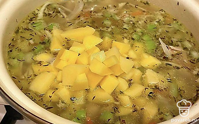 Морковь, сельдерей, лук очищаем, нарезаем кубиками и добавляем в бульон. Очищаем шкурку с солёных огурцов и режем кубиками . Картофель тоже нарезаем кубиками и опускаем в бульон. Чеснок мелко нарезаем и добавляем в бульон. Варим ещё 15 минут. Хорошо перемешиваем сметану и муку, добавляем в бульон и тщательно перемешиваем. Доводим суп до кипения и варим ещё 5 минут. Суп получается густой и со сливочным вкусом.