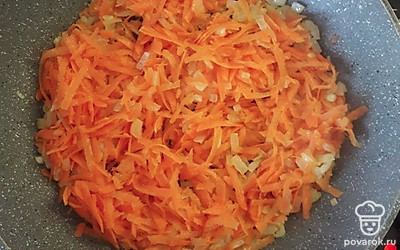 Обжарим лук с морковью на масле. 