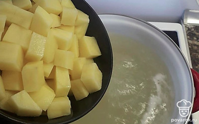 В бульон добавим картошку.