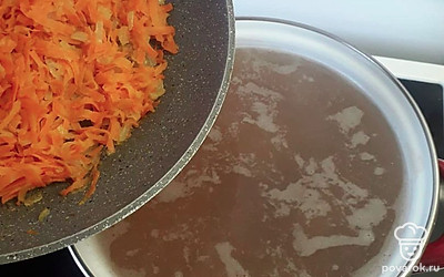 Добавляем морковь с луком.