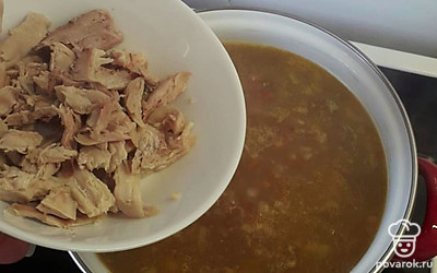 Разделываем курочку и отправляем в суп, варим 20 минут.