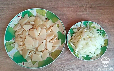 Картофель вымойте, очистите от кожуры и нарежьте небольшими дольками. Репчатый лук очистите, вымойте и нарежьте крупной соломкой или полукольцами.