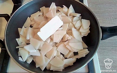 Картофель и лук обжарьте с кусочками сливочного масла в разных сковородах. Слегка подсолите картофель и соедините поджаренные овощи о отдельной посуде. Остудите их при комнатной температуре.