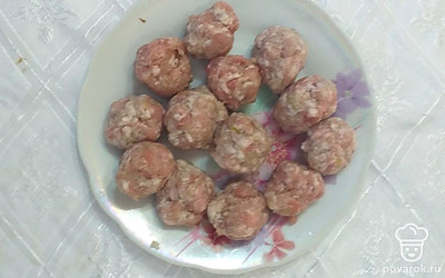 Сформировать мясные шарики из фарша.