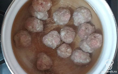 В кипящую воду заложить мясные шарики, снять образующую пену. Посолить, варить 15 минут.