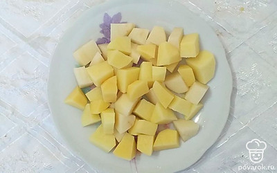 Картофель почистить, порезать кубиками, добавить в кастрюлю к остальным ингредиентам.