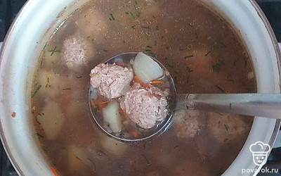 Гречку промыть, добавить в кастрюлю. Варить до готовности 10 минут. В самом конце добавить специи по вкусу.