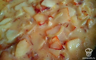 Взбейте яйца с солью и перцем, перемешайте с луком и картофелем. Выложите полученную смесь в сковороду, предварительно смазанную сливочным маслом, накройте крышкой и жарьте примерно 15 минут на небольшом огне.