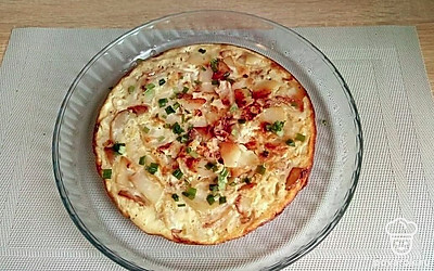 Готовую фриттату выложите на блюдо. Можете подавать, как в горячем, так и в холодном виде. Приятного аппетита!