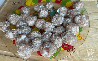 Фарш посолить и поперчить по вкусу. У меня свиной фарш уже с луком и чесноком. Влажными руками сделать фрикадельки. Вскипятить воду в кастрюле (примерно два литра). Воду посолить (столовая ложка), положить лавровый лист и фрикадельки.