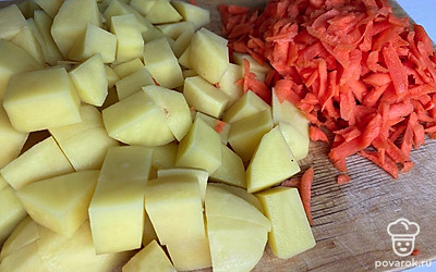 Пока закипает вода с фрикадельками, натереть морковь и нарезать картошку кубиками. Выложить все в кастрюлю. 