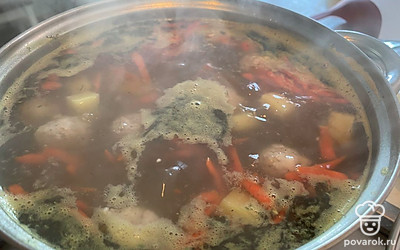 Когда вода закипит, добавить в суп четыре столовых ложки риса (предварительно промыть) и укроп. Варить 15 минут и выключить. 