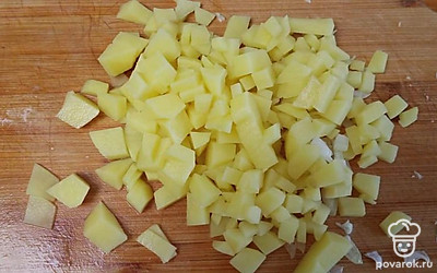 Картофель очищаем и нарезаем на некрупные кубики. 