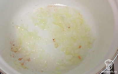 Лук мелко нарезаем и обжариваем до золотистого цвета. 