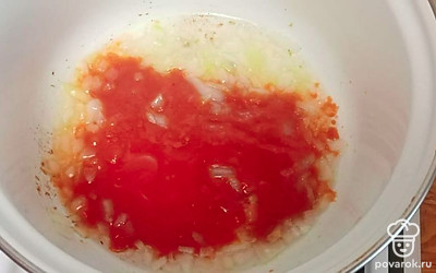 Добавляем томатную пасту, прожариваем 2-3 минуты. 