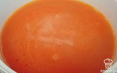 Наливаем куриный бульон. 