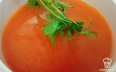 В бульон кладём веточку петрушки. 