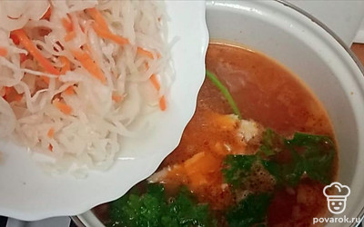 Когда бульон закипит, добавляем квашеную капусту, отвариваем 5-7 минут. 