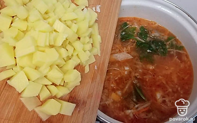 Добавляем картофель. Борщ солим по вкусу. Варим 10-15 минут. 