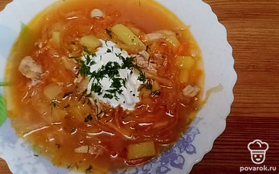 Борщ с квашеной капустой подаём порционно, со сметаной и укропом. Приятного аппетита. 