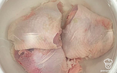 Куриные бёдра варим до готовности, солим. Вылавливаем из бульона, убираем в сторону.