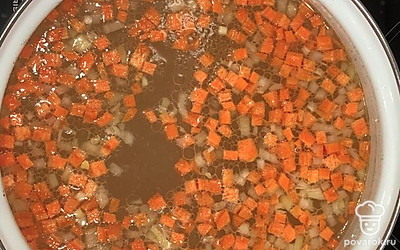 В бульон добавляем мелко нарезанный лук и морковь (можно натереть).