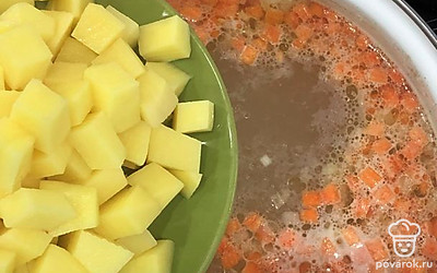 Кладем картофель, нарезанный кубиками, и лавровым лист.