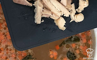 Куриные бёдра отделяем от кости, режем на маленькие кусочки и добавляем в суп.