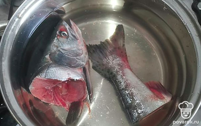 Рыбу отварить в воде. Посолить.