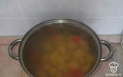 Сначала добавить овощи. Потом картошку. Потом рис. Рыбу разобрать и добавить в бульон. Соль по вкусу.