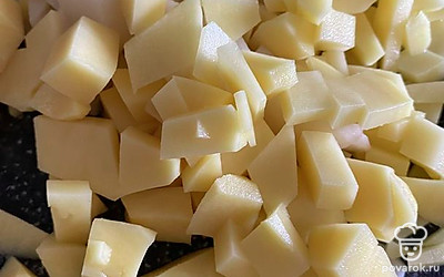 Очистить и нарезать мелким кубиком картофель, добавить в кипящий бульон.