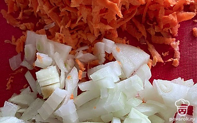 Мелко нарезать лук, натереть морковь. Добавить овощи в суп, варить 15 минут.