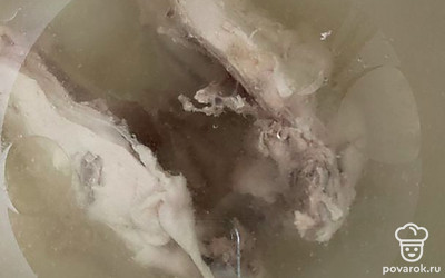 Отварить курицу, вынуть из бульона, отделить мясо от костей.