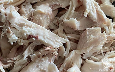 Добавить к бульону мелко нарезанное куриное мясо, варить 5 минут.